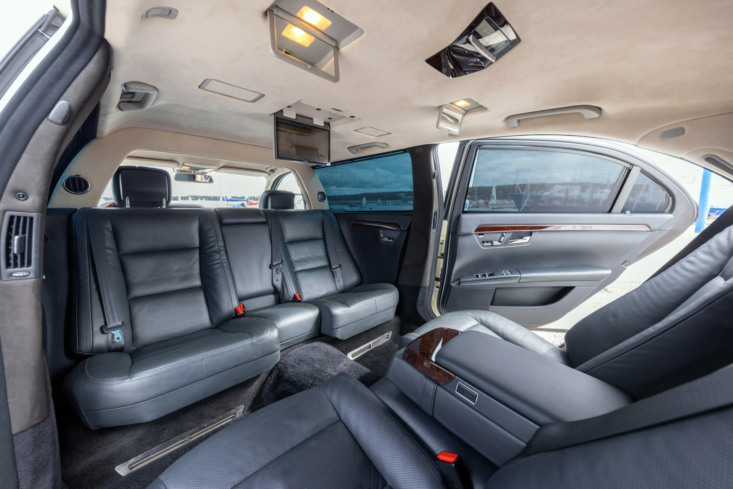 S-class Stretch limousine – sisevaade